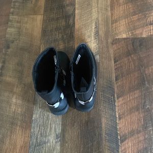 Little girls size 11 black Carter boots with hearts.